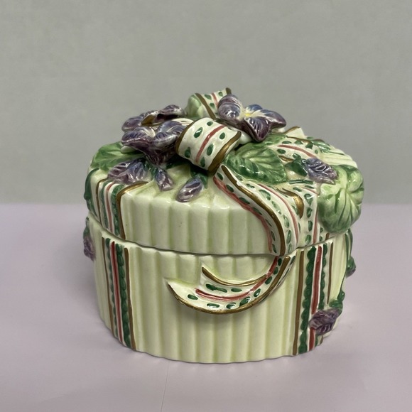 Fitz and Floyd Essentials Handcrafted China Violet Floral Bow Trinket Box Oval - Picture 3 of 8